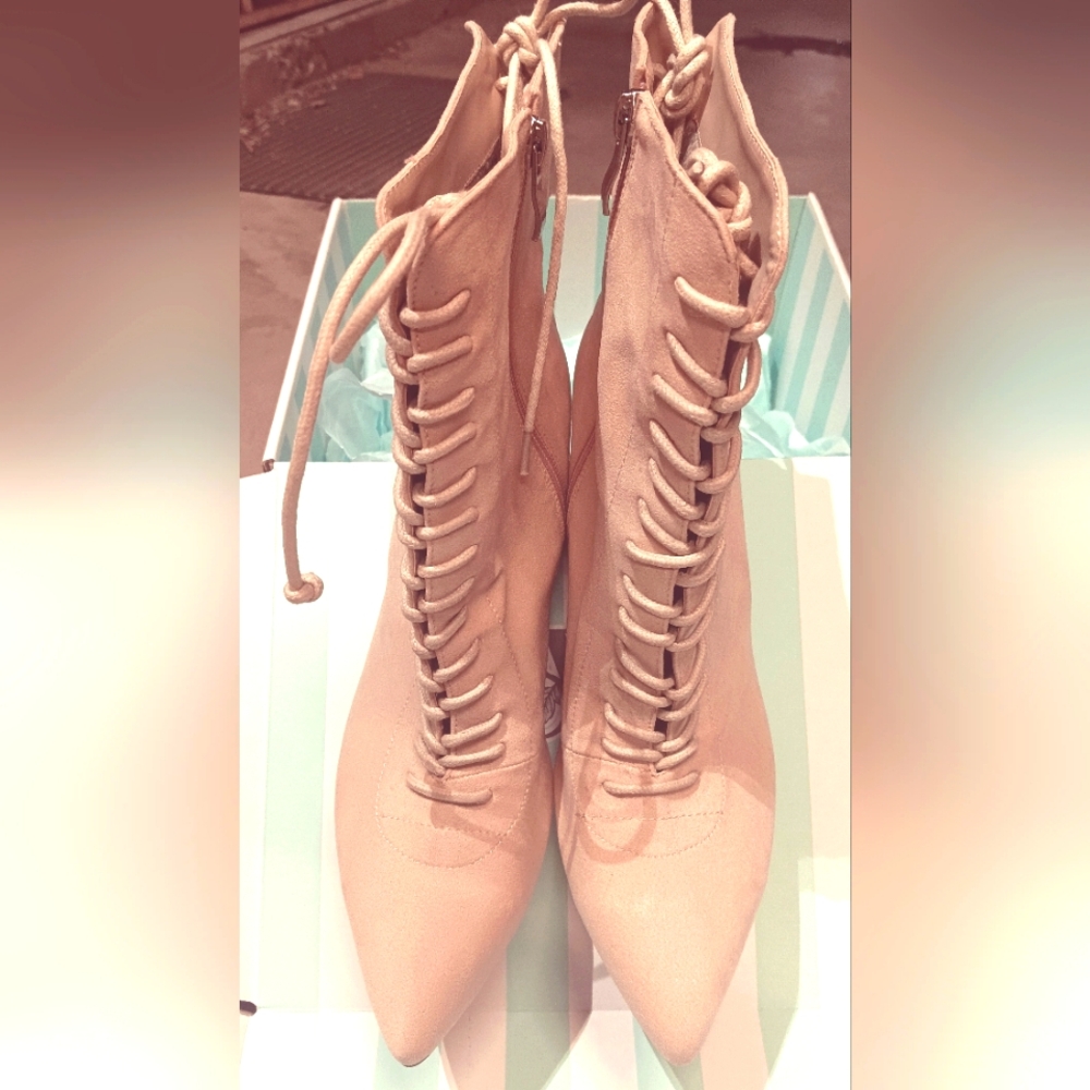 NWOT Pointed Toe Cream Front/Back Lace-Up Suede Ankle Boots SZ 10